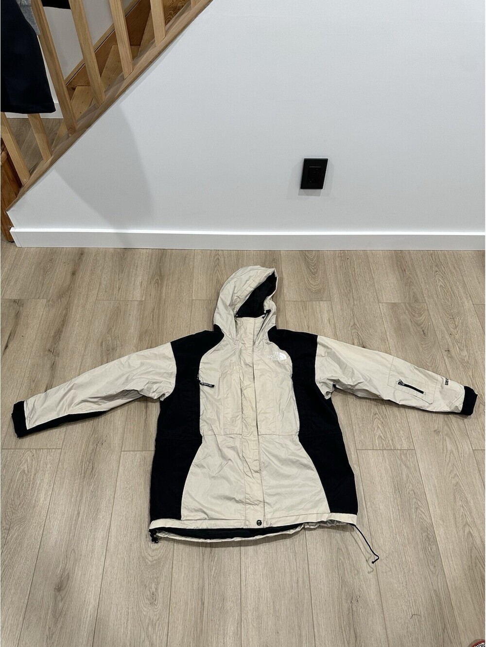 The North Face Gore Tex Women's Ski Snowboard Jacket Beige Black Size Large